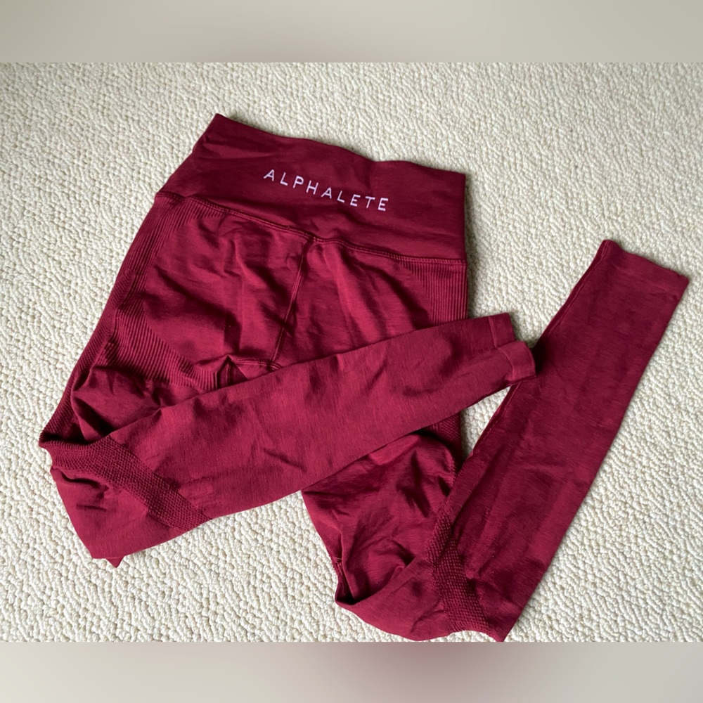ALPHALETE Aero Leggings in Garnet - Size Medium